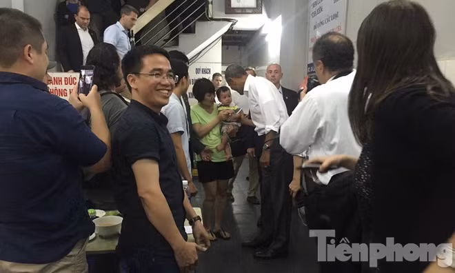 Ông Obama thưởng thức bún chả Hà Nội ảnh 19