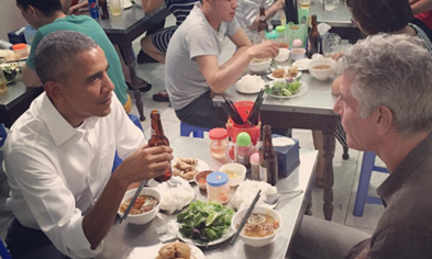 Ông Obama chụp ảnh với chủ quán sau bữa ăn tối ảnh 3