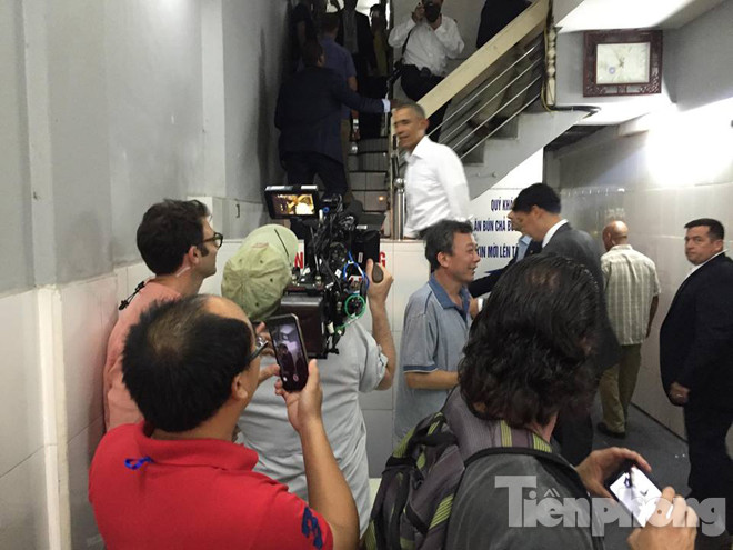 Ông Obama thưởng thức bún chả Hà Nội ảnh 27