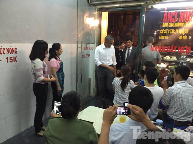 Ông Obama thưởng thức bún chả Hà Nội ảnh 25
