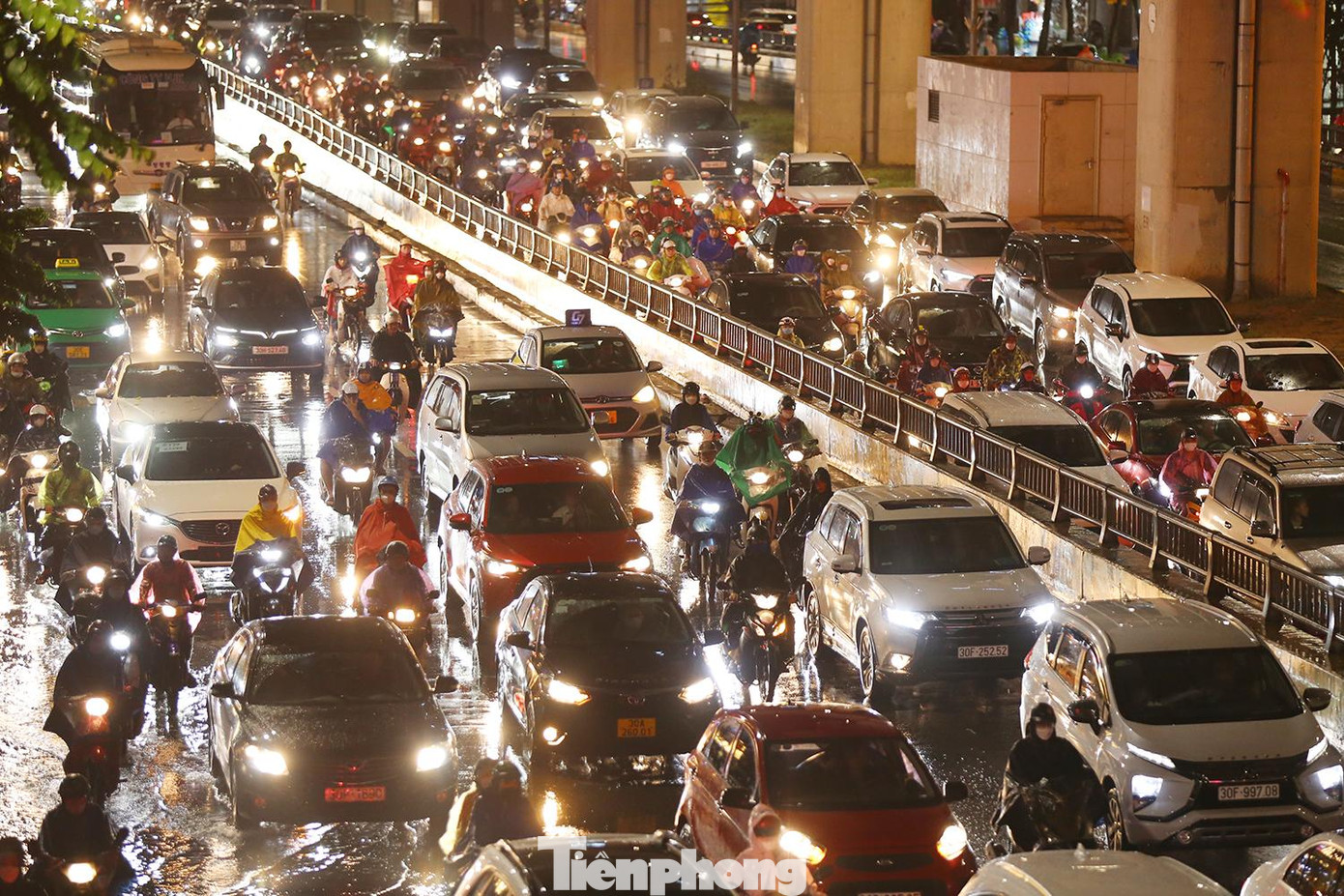 Ùn tắc dưới cơn mưa lớn. Ảnh: Như Ý Ùn tắc dưới cơn mưa lớn. Ảnh: Như Ý