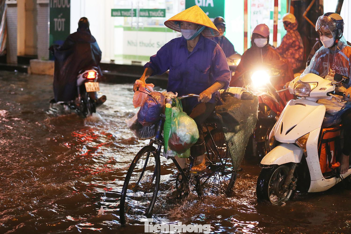 Do tác động của mưa lớn kéo dài, úng ngập diện rộng đã xảy ra khắp Hà Nội. Ảnh: Như Ý Do tác động của mưa lớn kéo dài, úng ngập diện rộng đã xảy ra khắp Hà Nội. Ảnh: Như Ý