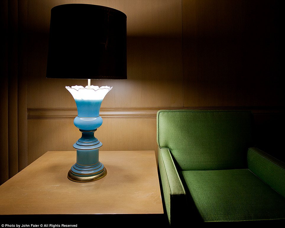 Nội thất của nhà thờ được những người thiết kế sắp xếp rất hợp lý, chiếc đèn màu xanh dương kết hợp với chiếc ghế đệm màu xanh lá cây. Nội thất của nhà thờ được những người thiết kế sắp xếp rất hợp lý, chiếc đèn màu xanh dương kết hợp với chiếc ghế đệm màu xanh lá cây