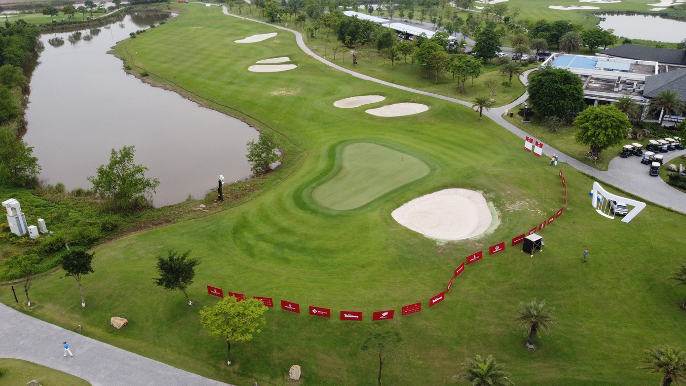 Đây đều là những loại cỏ cao cấp được trồng tại nhiều sân golf lớn chuyên nghiệp. Đó cũng là lý do vì sao sân Vinpearl Hải Phòng luôn hoạt động trong điều kiện lý tưởng bất kể thời gian và trở thành điểm đến hấp dẫn với các golfer