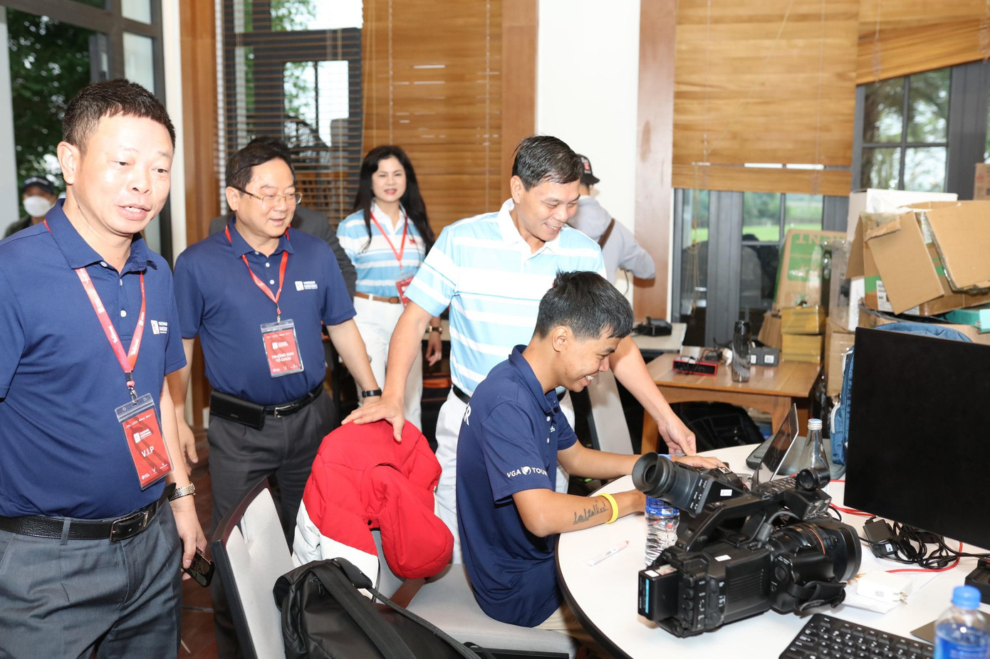 Ông Nguyễn Văn Tùng - Phó Bí thư Thành ủy, Chủ tịch UBND thành phố Hải Phòng (áo trắng - xanh) thăm hỏi, động viên đội ngũ phóng viên, báo chí, truyền thông Giải Vô địch Golf Quốc gia 2022 - Cúp VinFast