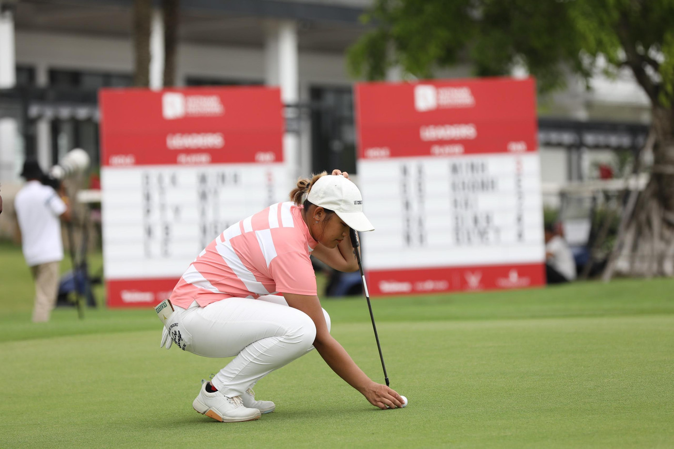 Golfer Nguyễn Thảo My nỗ lực rút ngắn khoảng cách về điểm số so với Đoàn Xuân Khuê Minh