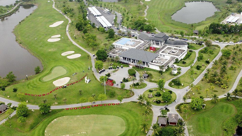 Vinpearl Golf Hải Phòng thuộc sở hữu của tập đoàn Vingroup, nằm đối diện với cảng Đình Vũ, khai trương năm 2017