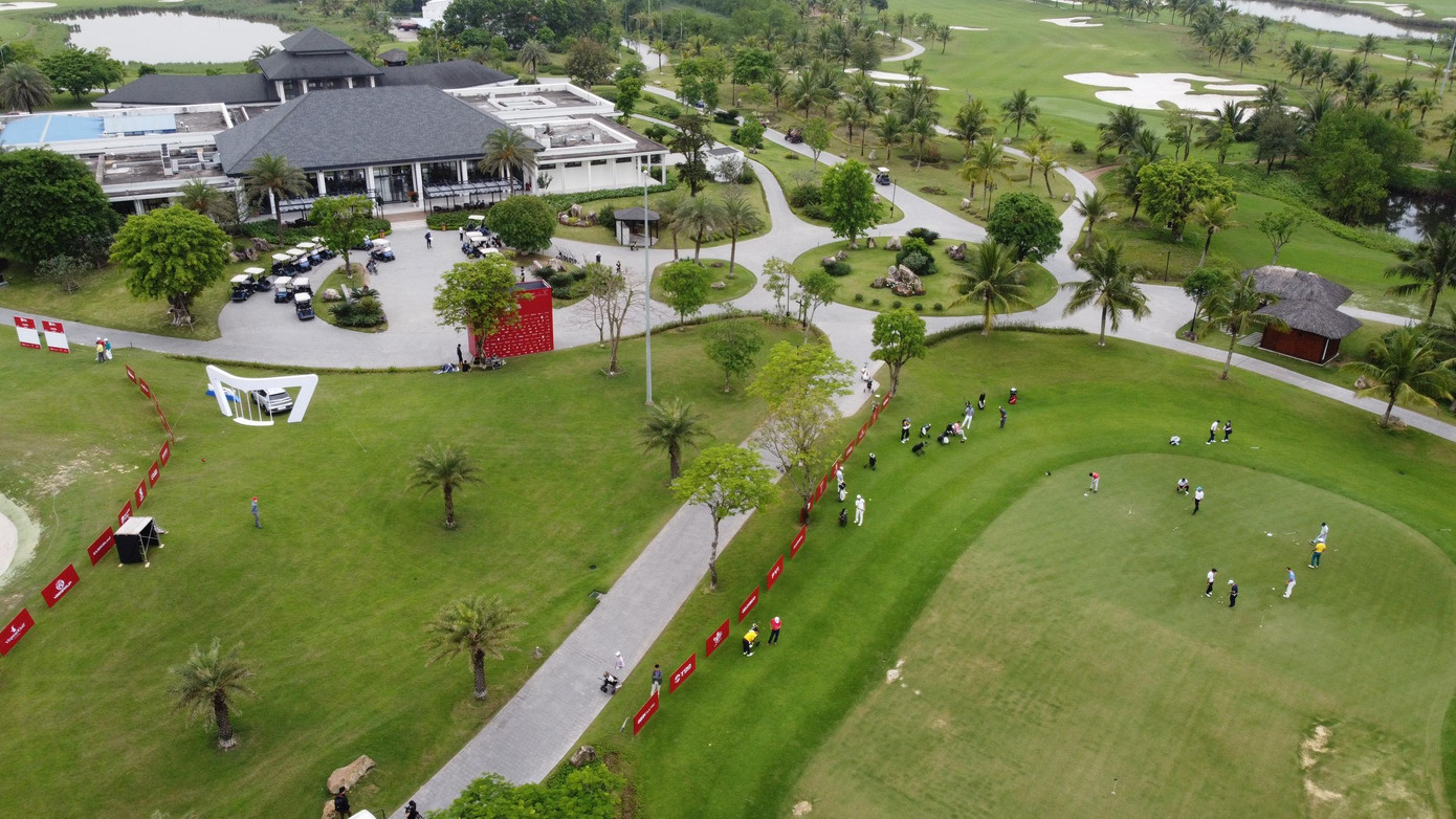 Vinpearl Golf Hải Phòng thuộc sở hữu của tập đoàn Vingroup, nằm đối diện với cảng Đình Vũ, khai trương năm 2017