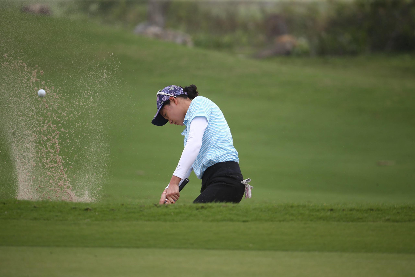 Mỗi ngày, Khuê Minh dành hai tiếng đồng hồ để luyện tập và ngày càng tiến bộ. Dù say mê luyện tập golf nhưng Khuê Minh luôn cố gắng sắp xếp thời gian sao cho không ảnh hưởng đến việc học tập ở trường