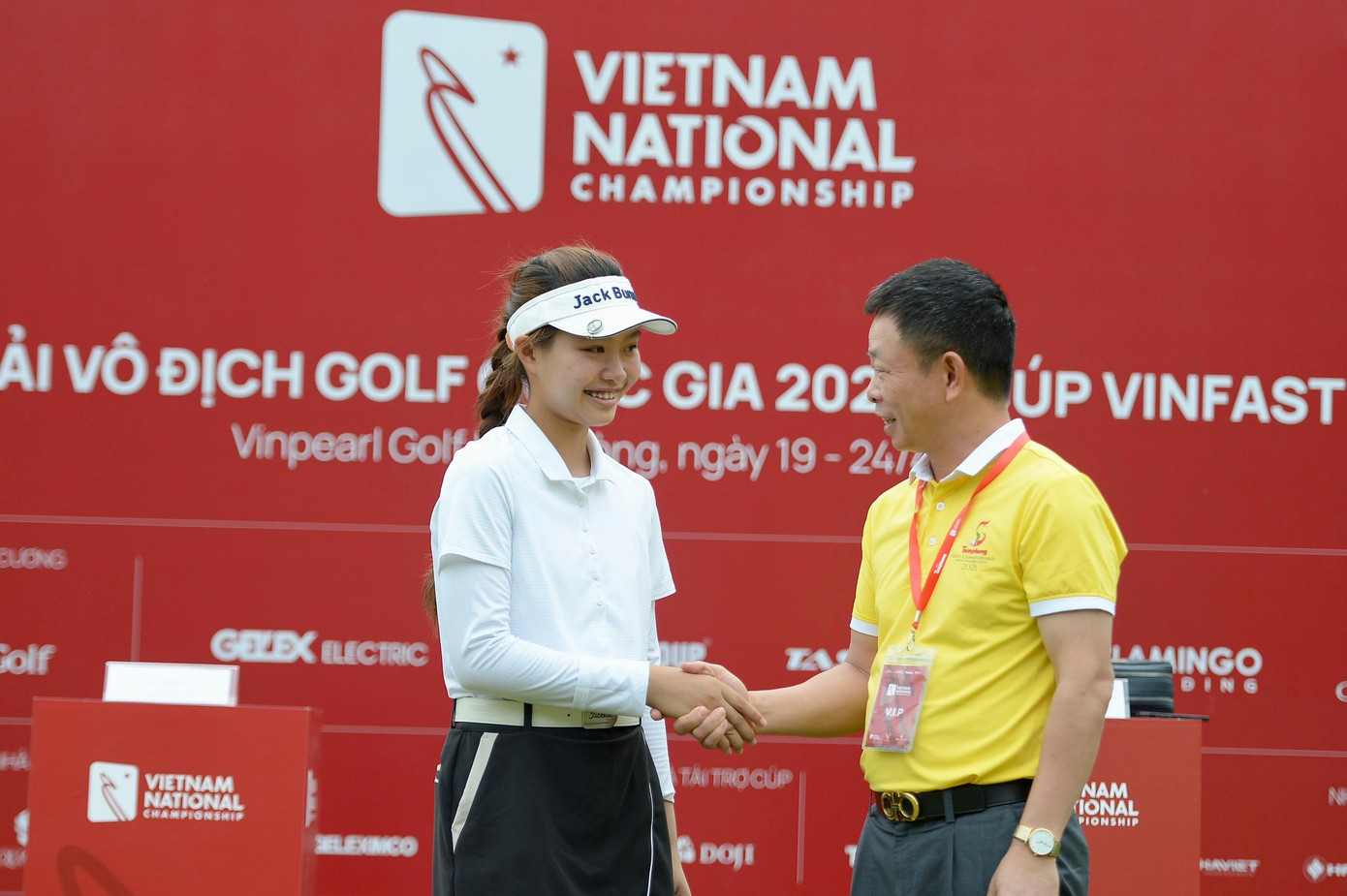 Nhà báo Phùng Công Sưởng - Phó tổng biên tập báo Tiền Phong, Phó trưởng Ban Thường trực Ban tổ chức Giải Vô địch Golf Quốc gia 2022 - Cúp VinFast, chúc mừng golfer Lê Chúc An vì khoảnh khắc lịch sử tại giải đấu. Nhà báo Phùng Công Sưởng - Phó tổng biên tập báo Tiền Phong, Phó trưởng Ban Thường trực Ban tổ chức Giải Vô địch Golf Quốc gia 2022 - Cúp VinFast, chúc mừng golfer Lê Chúc An vì khoảnh khắc lịch sử tại giải đấu.