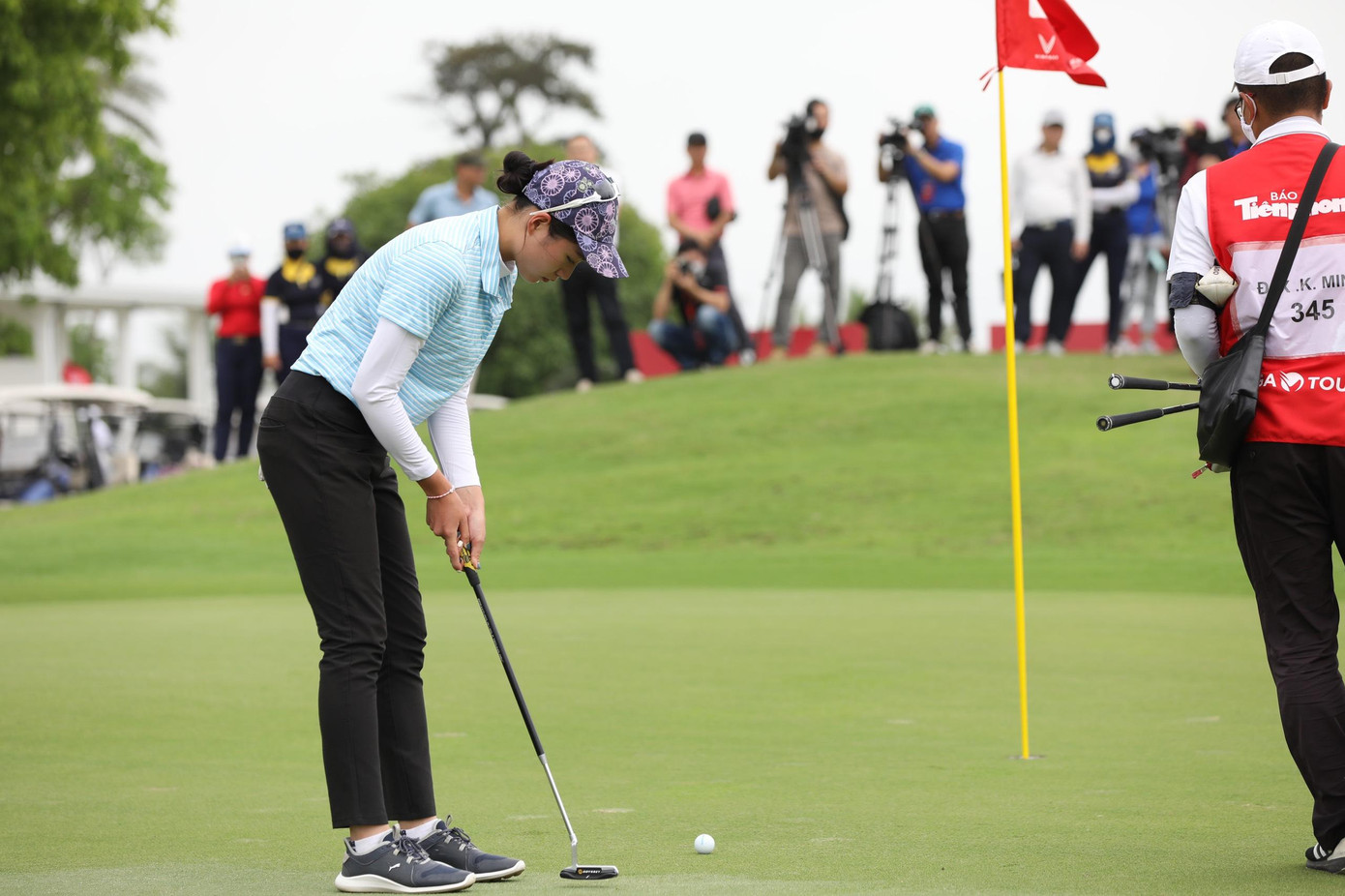 Đoàn Xuân Khuê Minh vẫn đang dẫn đầu bảng Nữ Giải Vô địch Golf Quốc gia 2022 - Cúp VinFast