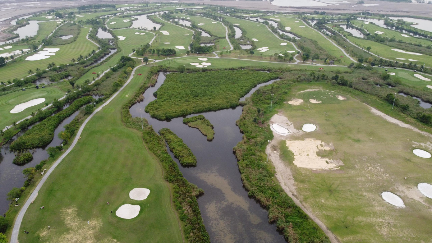 Tất cả các hố đều sở hữu những đầm lầy chạy dọc hoặc cắt ngang fairway, thậm chí tại một vài hố đấu còn kéo dài lên tới tận green. Sẽ không dễ để các golfer vượt qua được các cạm bẫy có mặt ở khắp sân và chắc chắn không ít những cú đánh sẽ bị đầm lầy “nuốt sống”