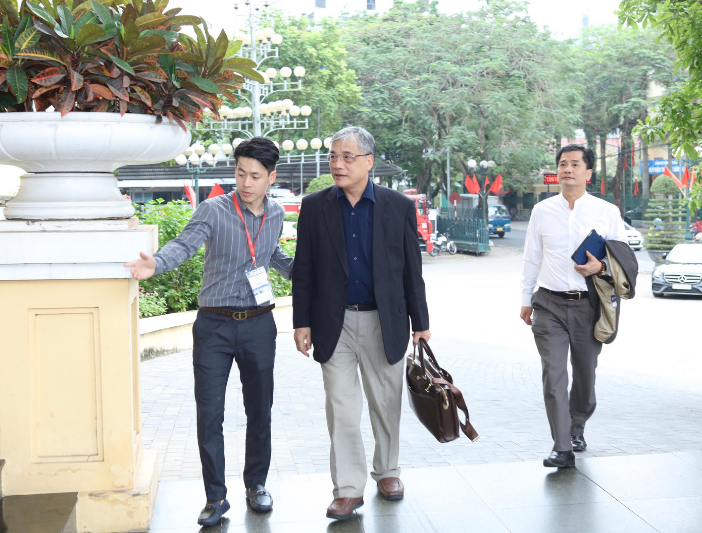 PGS.TS Trần Đình Thiên (giữa) dự hội thảo