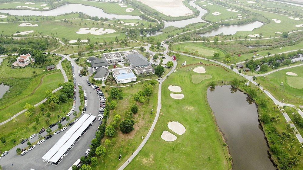 Được thiết kế và vận hành bởi công ty IMG WorldWide, Vinpearl Golf Hải Phòng xây dựng trên khu đầm lầy với quy mô 36 hố với 2 sân golf riêng biệt: 18 hố sân Hồ (Lake Course) và 18 hố sân Đầm lầy (Marsh Course)