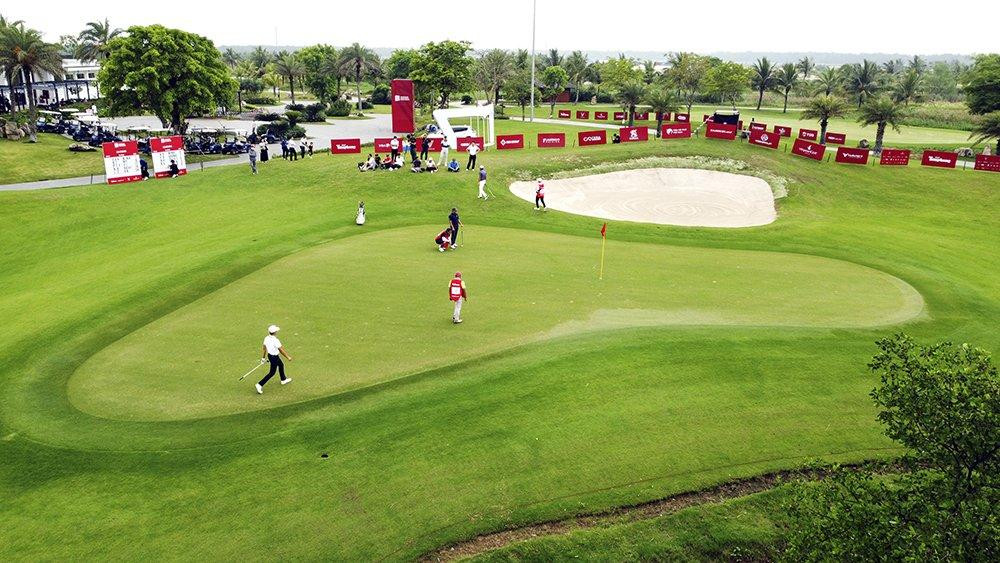 Các khu vực tee box và fairway sử dụng cỏ Platinum Paspalum, còn khu vực green sử dụng cỏ Bermuda TifEagle