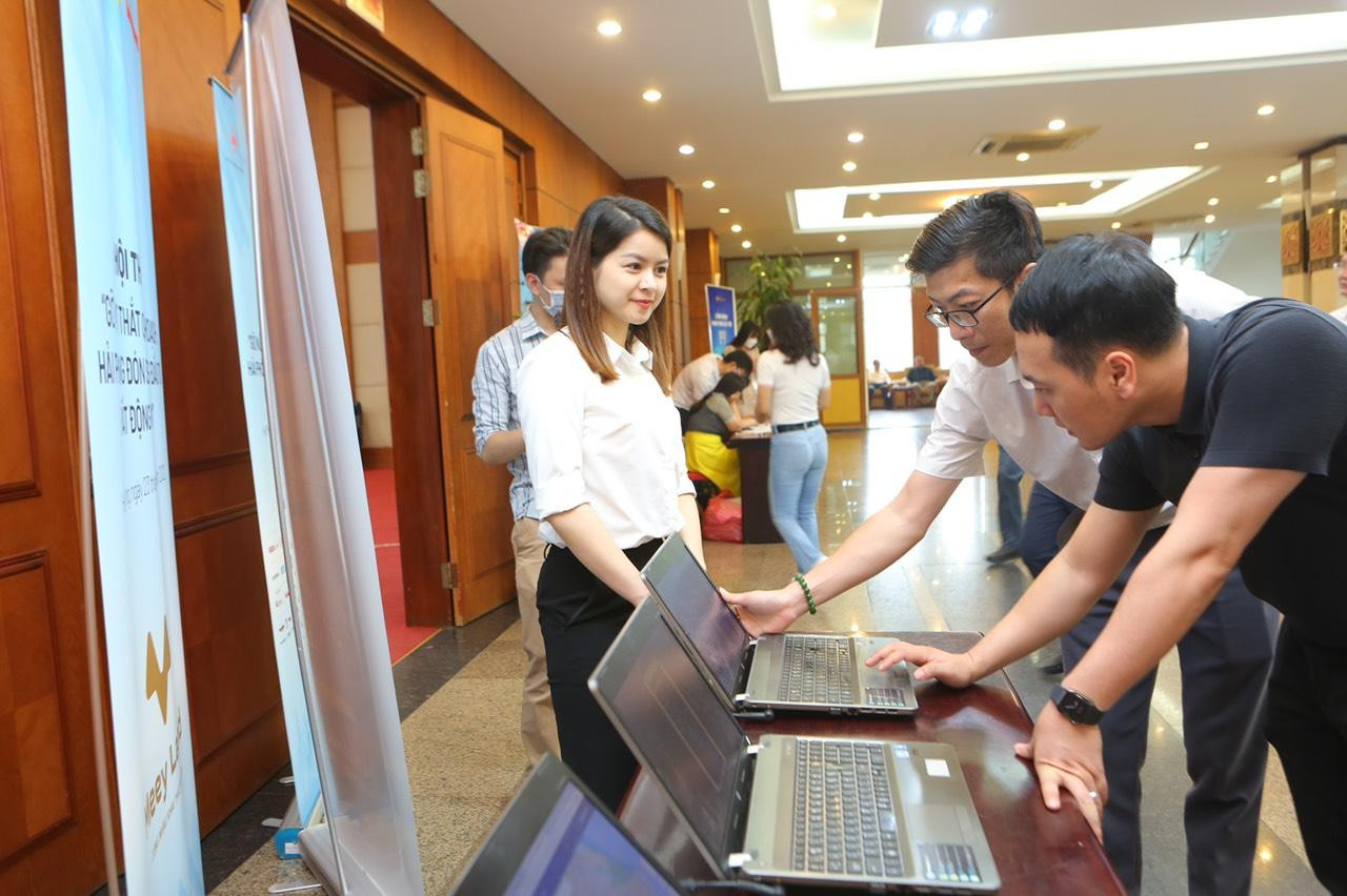 Các đại biểu trải nghiệm phần mềm quản lý bất động sản được giới thiệu bên lề hội thảo