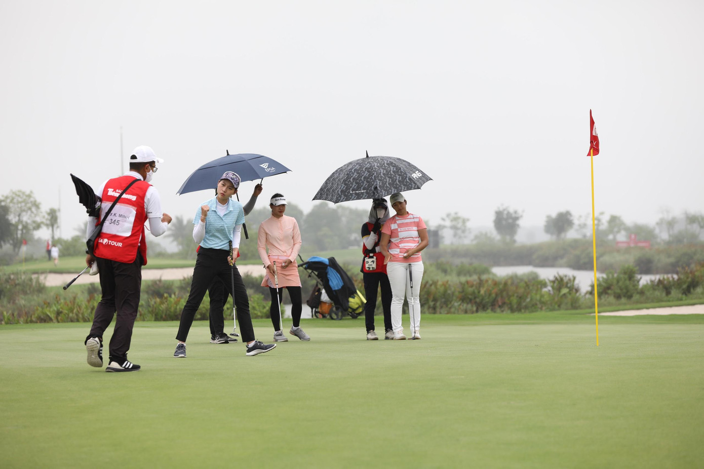 Để chuẩn bị tốt nhất cho Giải Vô địch Golf Quốc gia 2022 - Cúp VinFast, Đoàn Xuân Khuê Minh đã tích cực tập luyện cùng huấn luyện viên để sửa những lỗi kỹ thuật cũng như hoàn thiện kỹ năng của mình. Bên cạnh đó, nữ golfer 19 tuổi cũng thường xuyên lên sân cùng người em Đoàn Uy và những người bạn để lấy lại cảm giác thi đấu.