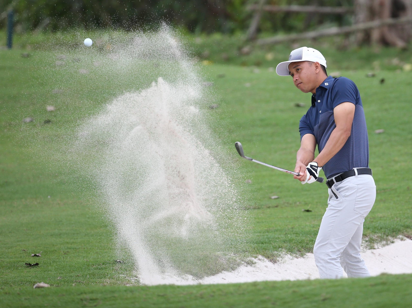 Bunker hay hố cát là những khu vực không thể thiếu trên mỗi sân golf chuyên nghiệp. Chúng không chỉ giúp cảnh quan của sân golf trở nên đẹp hơn mà quan trọng là sẽ tạo nên những thử thách khó nhằn cho các golfer, giúp cuộc chơi thêm phần gay cấn và đầy kích thích.
