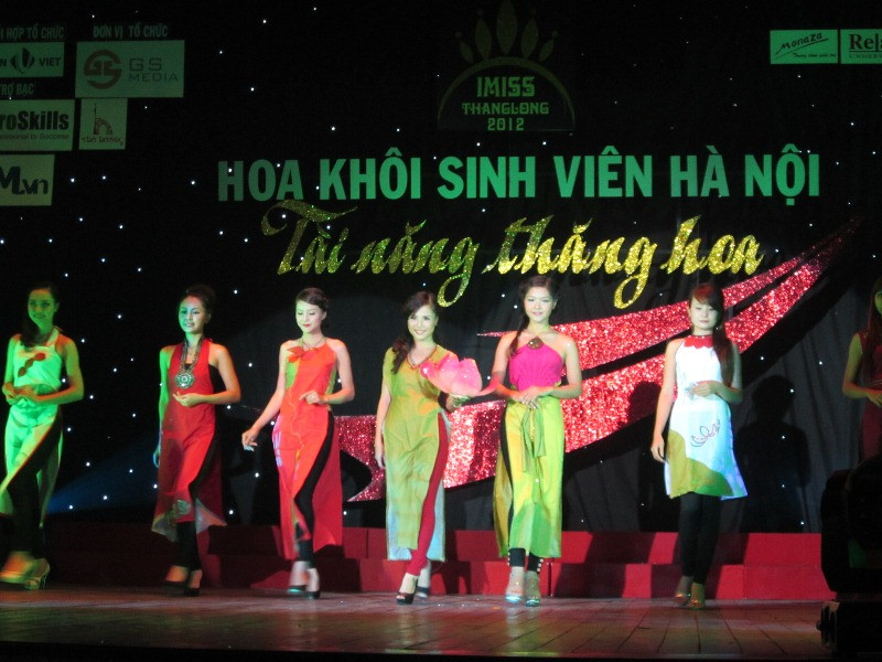 Sáng tạo với tiết mục thiết kế thời trang của Ngô Thị Nhung Đại học mở Hà Nội