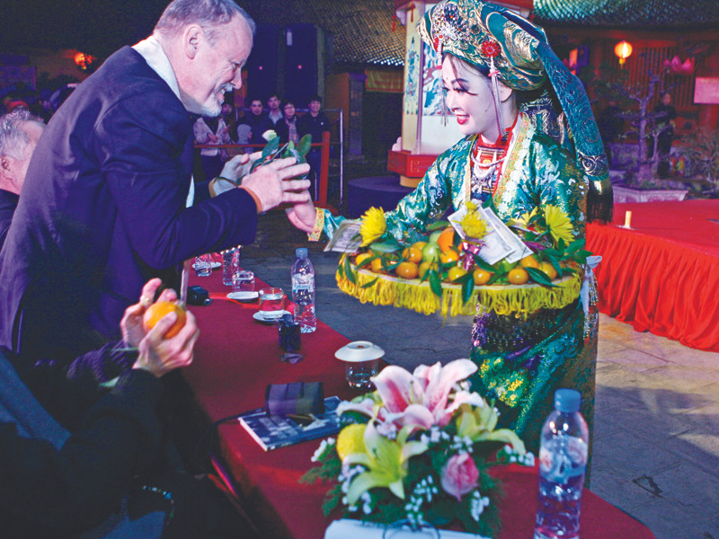 Nhà thơ David Mckirdy nhận lộc trong dạ hội Thơ mùa Xuân đất nước đêm 4-2 tại Văn Miếu. Nhà thơ David Mckirdy nhận lộc trong dạ hội Thơ mùa Xuân đất nước đêm 4-2 tại Văn Miếu