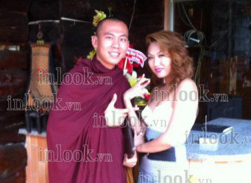 Một trong những bức ảnh bị cho là trần tục của nhà sư Thích Pháp Định. Nhà sư cho hay, thầy quen biết với diễn viên, ca sĩ Phi Thanh Vân từ lâu nên hai người chụp ảnh là chuyện bình thường. Một trong những bức ảnh bị cho là trần tục của nhà sư Thích Pháp Định. Nhà sư cho hay, thầy quen biết với diễn viên, ca sĩ Phi Thanh Vân từ lâu nên hai người chụp ảnh là chuyện bình thường