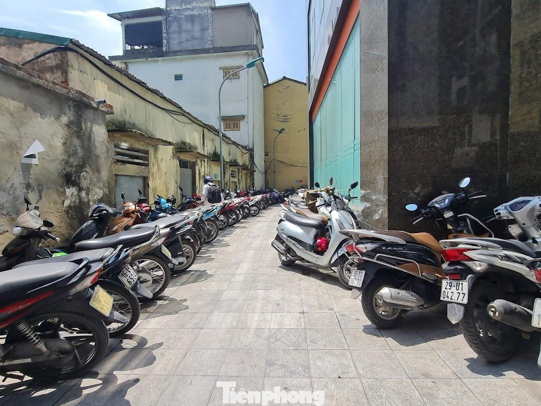Xe máy dựng kín xung quanh lối đi của tòa nhà SME Hoàng Gia, tiềm ẩn nguy cơ cháy nổ cao.