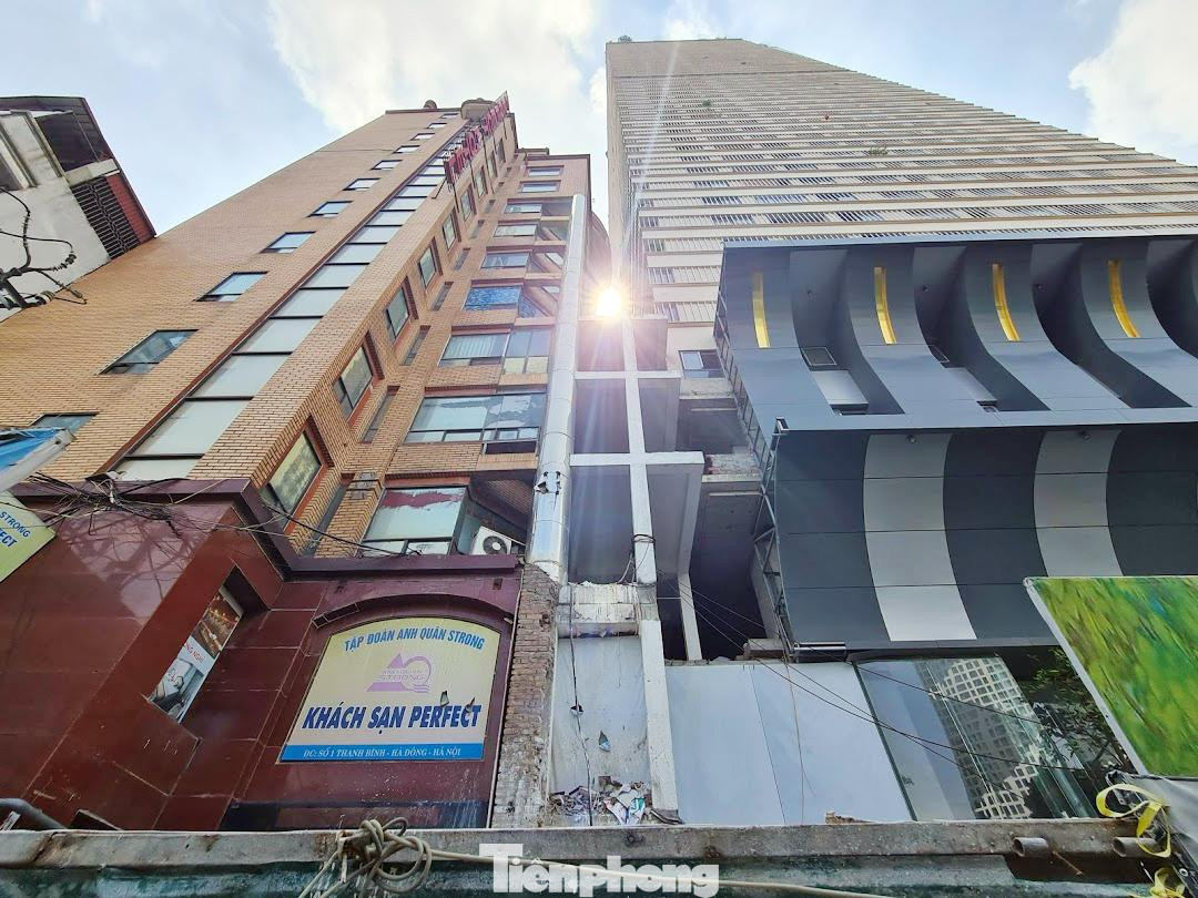 Trước đó, dự án dính nhiều lùm xùm. Dự án được khởi công xây dựng từ năm 2009 nhưng sau đó rơi vào tình trạng dở dang, bỏ hoang. Trong năm 2012, chủ đầu tư còn bị Thanh tra Bộ Xây ra quyết định xử phạt 35 triệu đồng do khởi công xây dựng công trình không có giấy phép xây dựng. Tháng 7/2015, dự án này lại bị công bố nợ thuế gần 21 tỷ đồng.