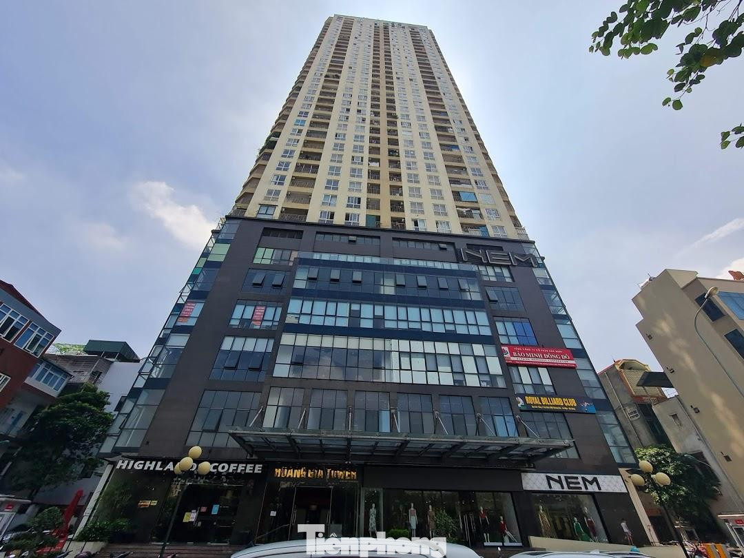 Cũng nằm trên địa bàn quận Hà Đông, tòa nhà SME Hoàng Gia tại phường Quang Trung do Công ty CP tập đoàn BĐS Hoàng Gia làm chủ đầu tư tồn tại nhiều vi phạm về PCCC.