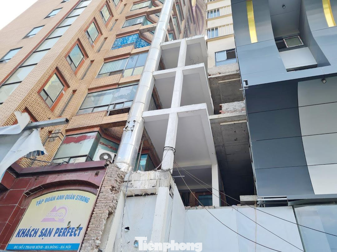 Xác nhận với PV, lãnh đạo UBND phường Mộ Lao cho biết, dự án Tháp Doanh Nhân đến nay vẫn chưa được nghiệm thu phòng cháy chữa cháy nhưng chủ đầu tư đã đưa công trình vào sử dụng.