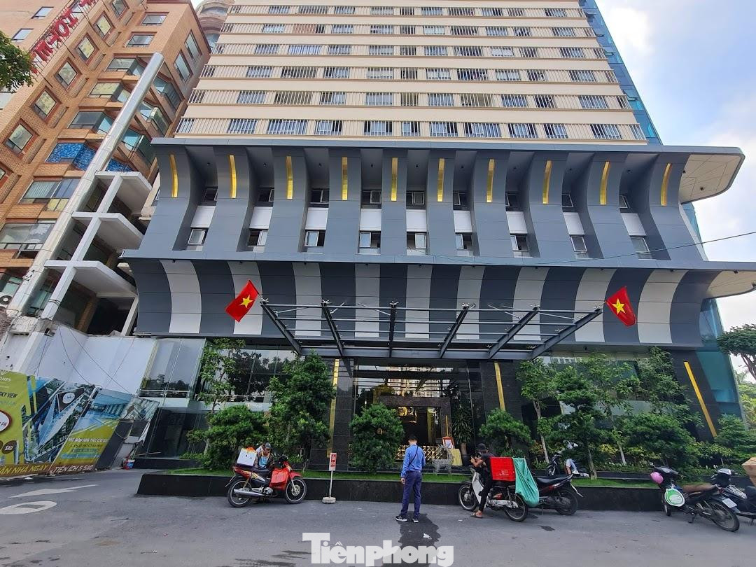 Tháp Doanh nhân là tổ hợp gồm căn hộ cao cấp, văn phòng, khách sạn và trung tâm thương mại, với tổng số vốn đầu tư là 1.200 tỷ đồng. Dự án này được xây dựng trên tổng diện tích 1.370 m2, với tổng diện tích sàn xây dựng là 70.000m2. Theo thiết kế, Tháp doanh nhân có chiều cao là 52 tầng trong đó có 5 tầng hầm và 45 tầng nổi, 02 tầng lửng, với chiều cao tòa nhà là 168 m. Tòa tháp có 270 căn hộ, có diện tích từ 75-95 m2, 100-135 m2, trên 200 m2, đáp ứng nhu cầu nhà ở cao cấp cho khoảng hơn 1.000 người.