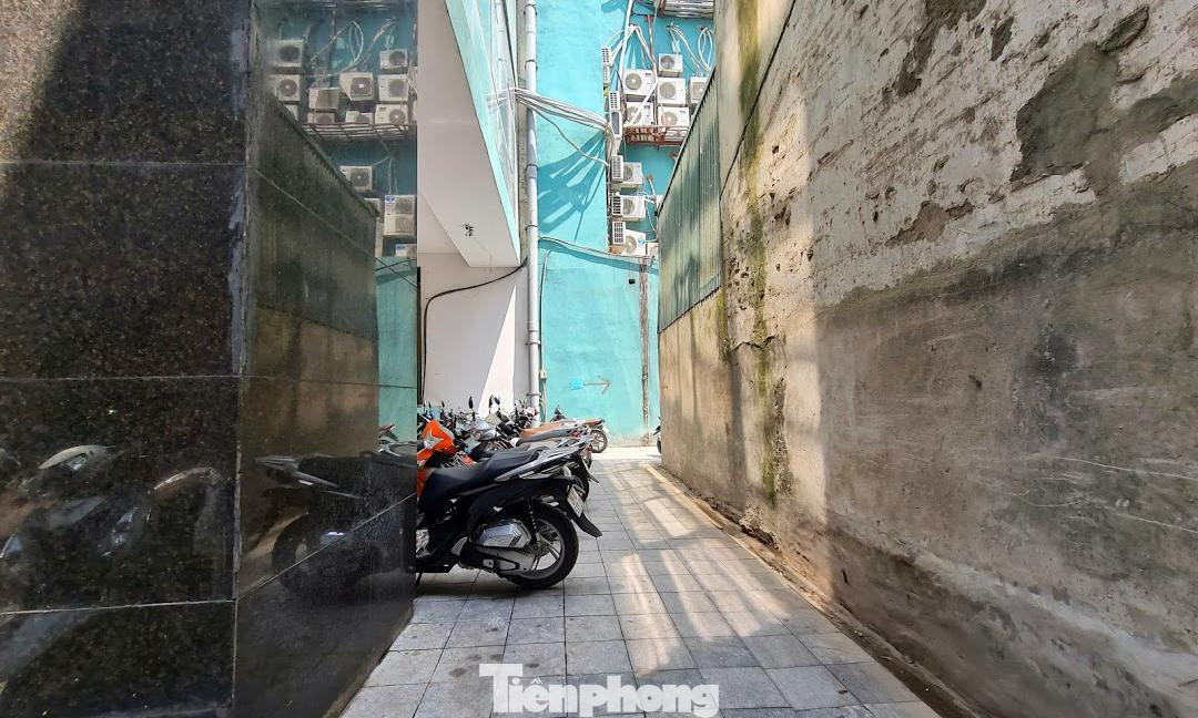 Trước đó, qua kiểm tra cơ quan chức năng phát hiện 3 lỗi về PCCC chưa được khắc phục tại chung cư SME Hoàng Gia. Các lỗi này liên quan đến lối ra thoát nạn; ngăn cháy lan; hệ thống PCCC chưa kết nối liên động…