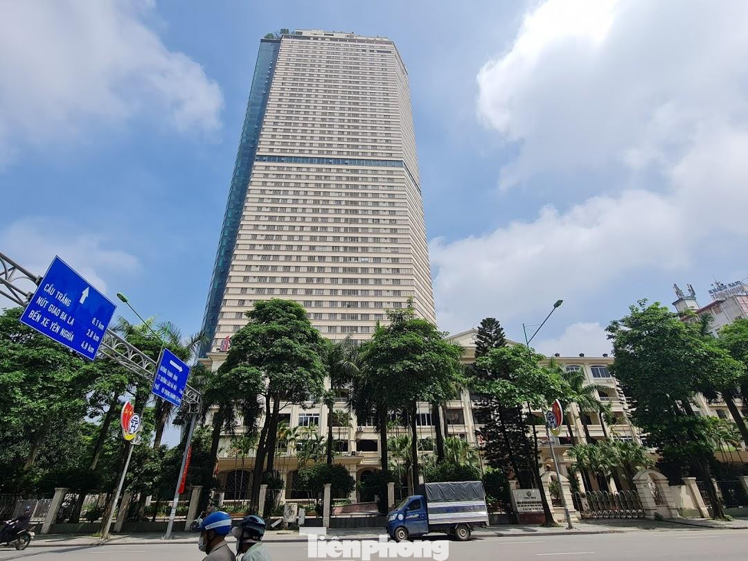 UBND TP Hà Nội cho biết, hiện trên địa bàn TP còn nhiều tồn tại, vi phạm về PCCC phổ biến như việc đưa nhà, công trình vào hoạt động khi chưa được nghiệm thu về PCCC. Trong đó, trên địa bàn quận Hà Đông có đến 3 công trình, đơn cử như tòa nhà hỗn hợp Tháp Doanh Nhân tại phường Mộ Lao (Hà Đông) do Công ty CP xuất nhập khẩu Tây Đô (tập đoàn Anh Quân Strong) làm chủ đầu tư.