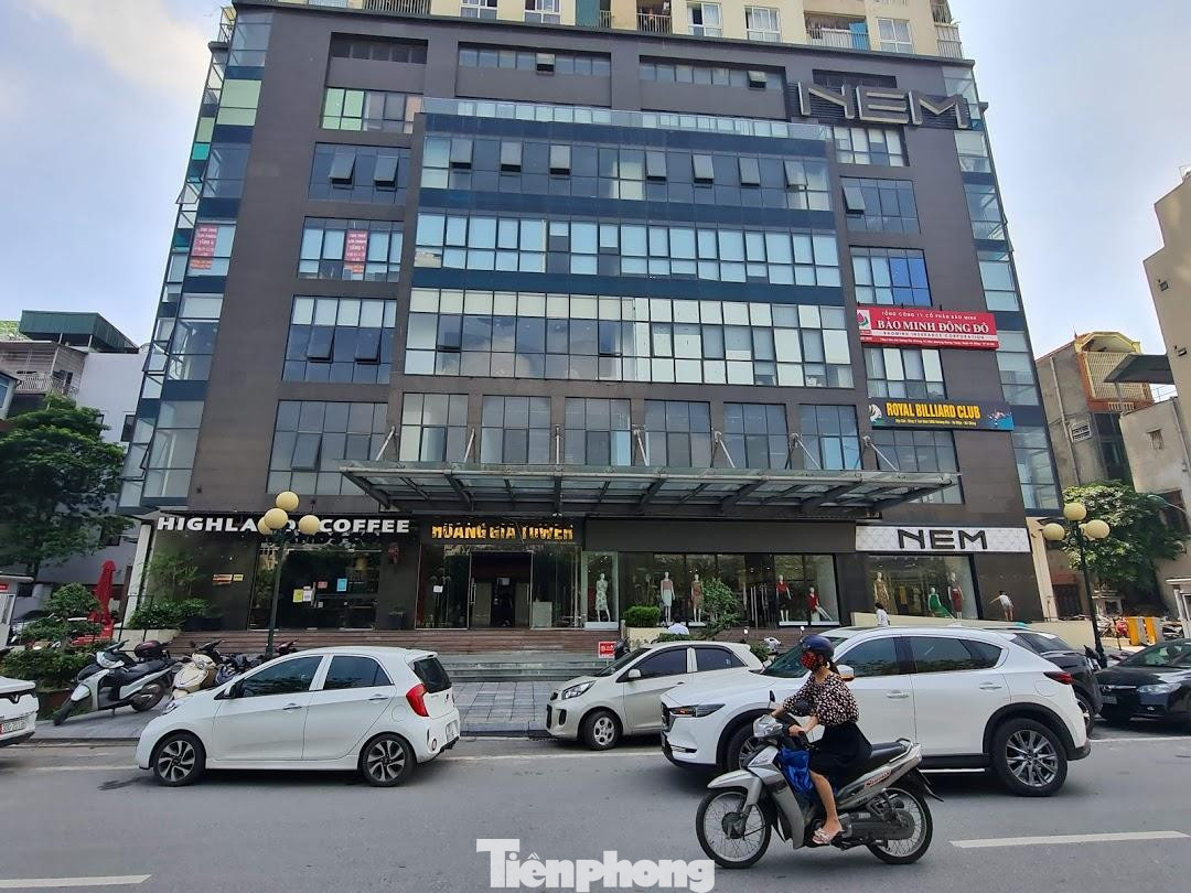 Được biết, tòa nhà SME Hoàng Gia là tổ hợp thương mại, chung cư, căn phòng cho thuê với mặt bằng hơn 2.200 m2. Tòa nhà có 37 tầng, cao gần 140 m, khởi công quý III/2009 nhưng đến cuối 2016 mới hoàn thành.