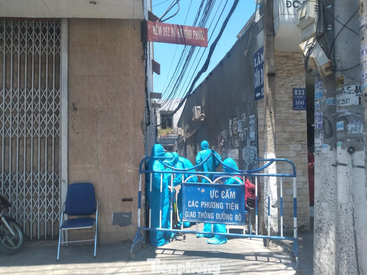 Nhiều con hẻm ở phường Vĩnh Phước - TP. Nha Trang bị phong toả. Ảnh LỮ HỒ
