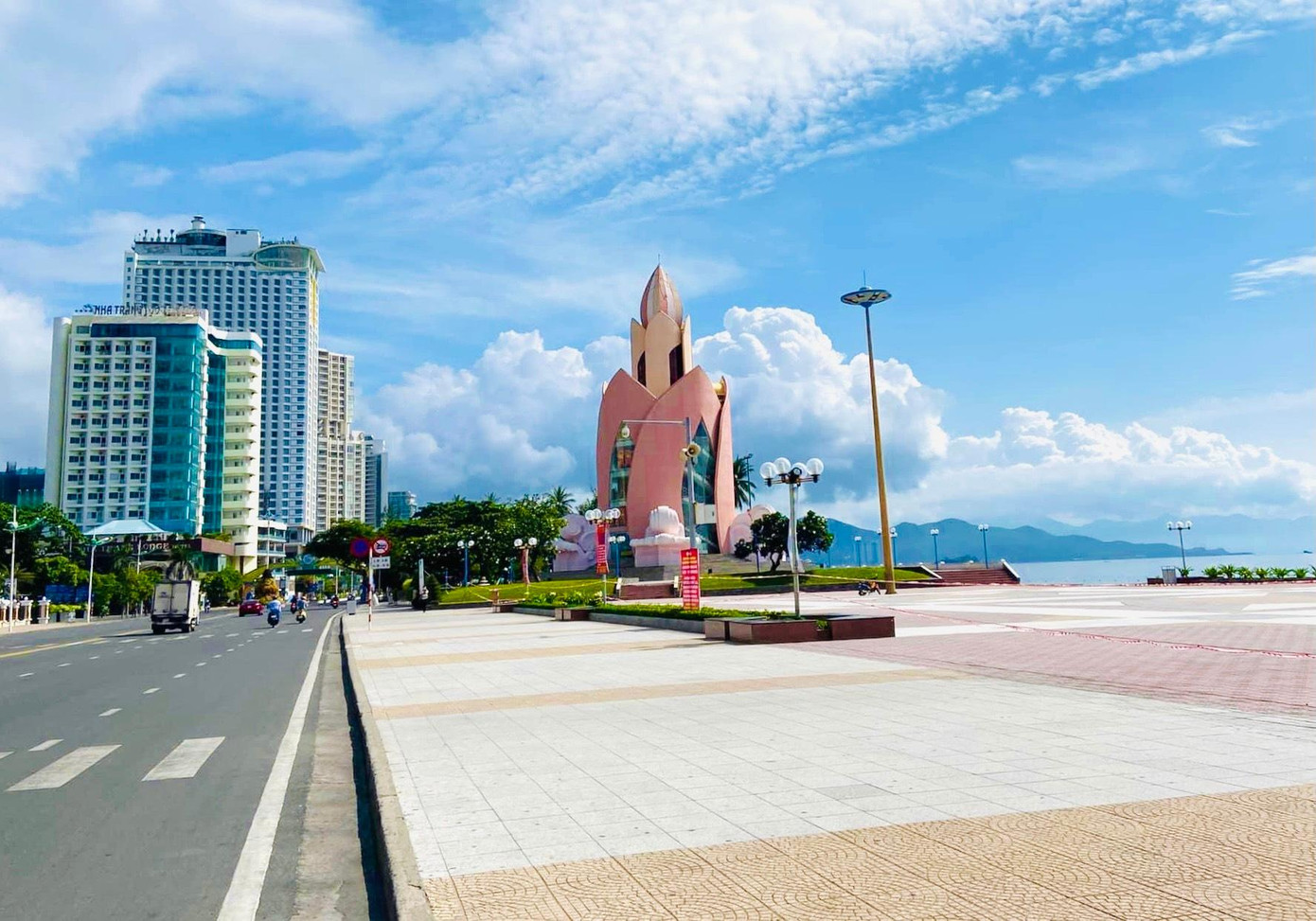 Bãi biển Nha Trang tại đường Trần Phú không còn người đi tắm biển. Ảnh NGUYỄN HỒNG.