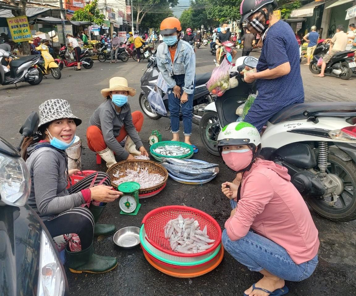 Người bán cá ngay trên đường vào chợ Xóm Mới - Nha Trang. Ảnh LỮ HỒ.