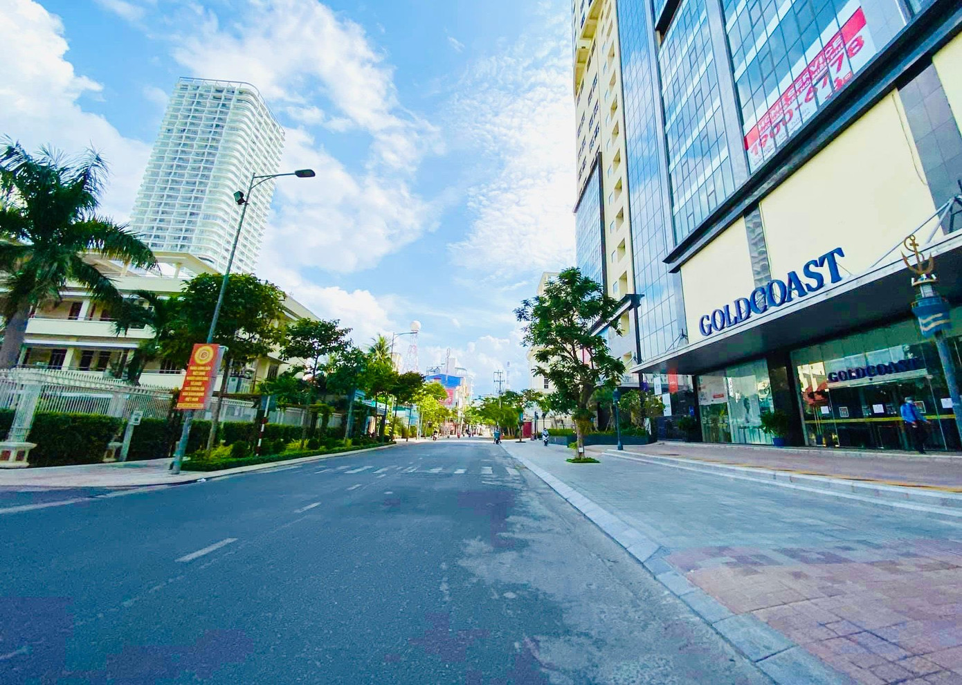 Đường phố Nha Trang vắng xe cộ trong sáng đầu tiên giản cách xã hội. Ảnh Nguyễn Hồng.