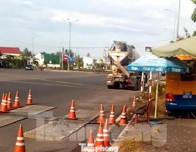 Một xe chở bê-tông quá tải vượt Trạm cân Khánh Hoà. Ảnh do ông H. cung cấp. Một xe chở bê-tông quá tải vượt Trạm cân Khánh Hoà. Ảnh do ông H. cung cấp.