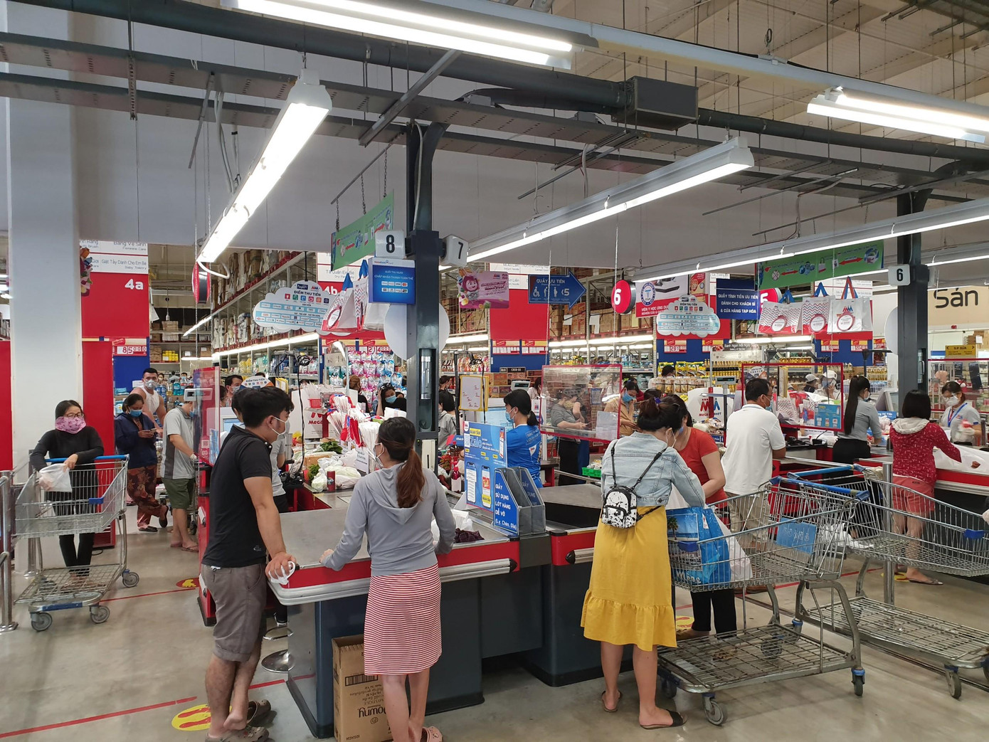 Người dân TP. Nha Trang chen chúc đi mua hàng hoá tại siêu thị trong thời điểm tháng 7 vừa qua. Ảnh L.H