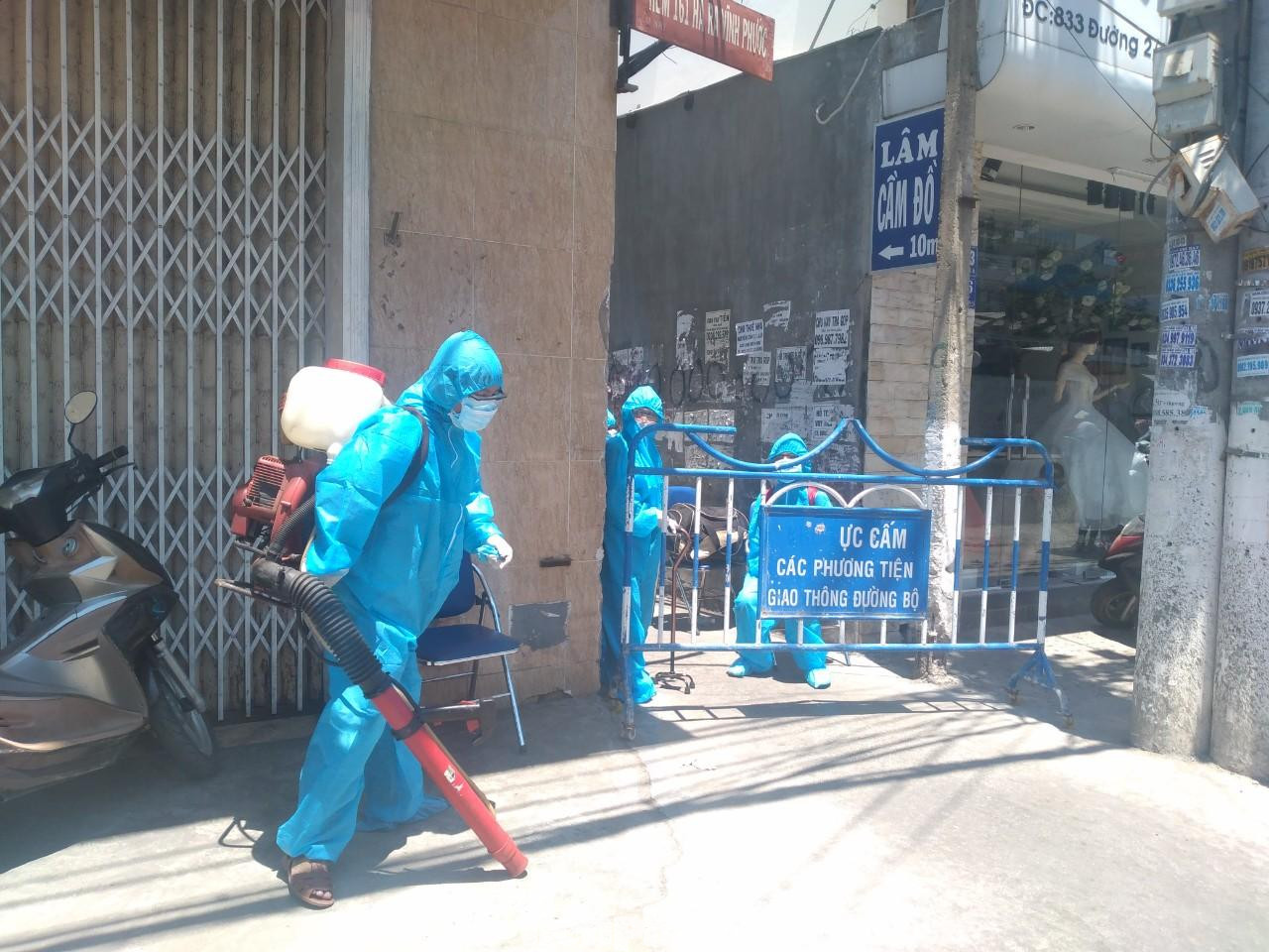 Lực lượng y tế phun sát khuẩn pường Vĩnh Phước, TP. Nha Trang. Ảnh LỮ HỒ.