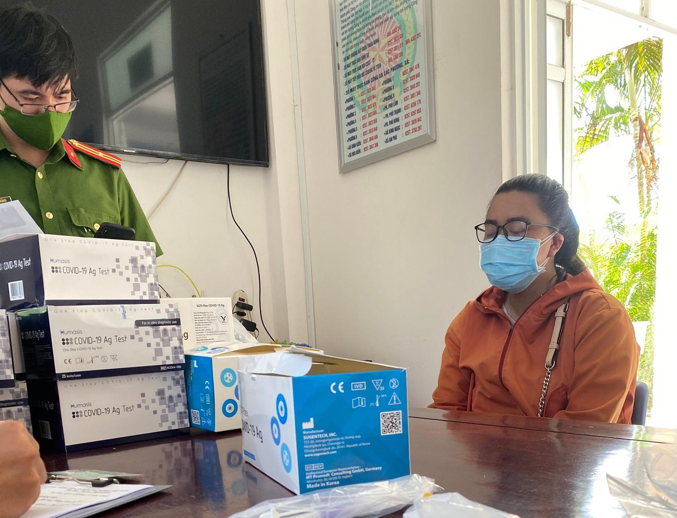 Công an TP. Tuy Hoà làm việc với chị H. (bên phải ảnh) về việc mua bán kit test nhanh COVID - 19. Ảnh Công an TP. Tuy Hoà cung cấp.