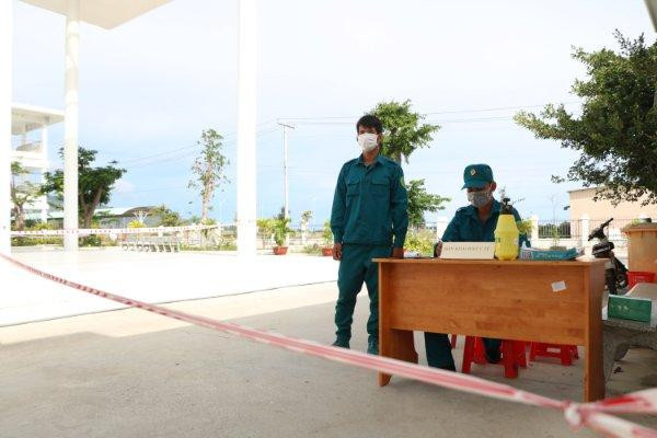 Chốt kiểm soát y tế tại một khu cách ly ở tỉnh Ninh Thuận. Ảnh L.H