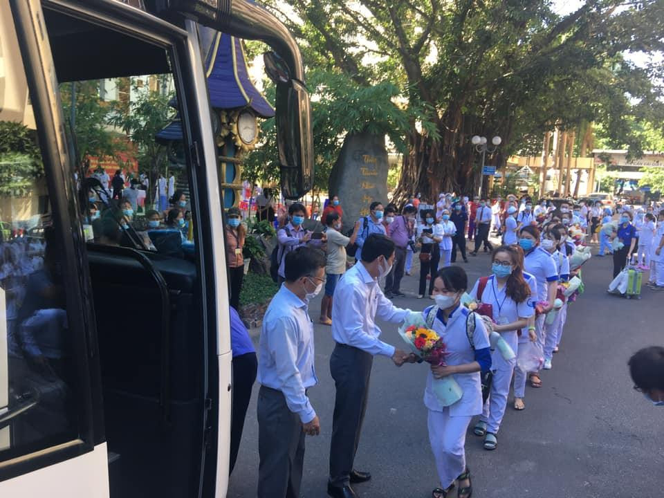 Đoàn bác sĩ, sinh viên y tế Khánh Hoà lên đường hỗ trợ Phú Yên chống dịch. Ảnh THANH NHÃ Đoàn bác sĩ, sinh viên y tế Khánh Hoà lên đường hỗ trợ Phú Yên chống dịch. Ảnh THANH NHÃ