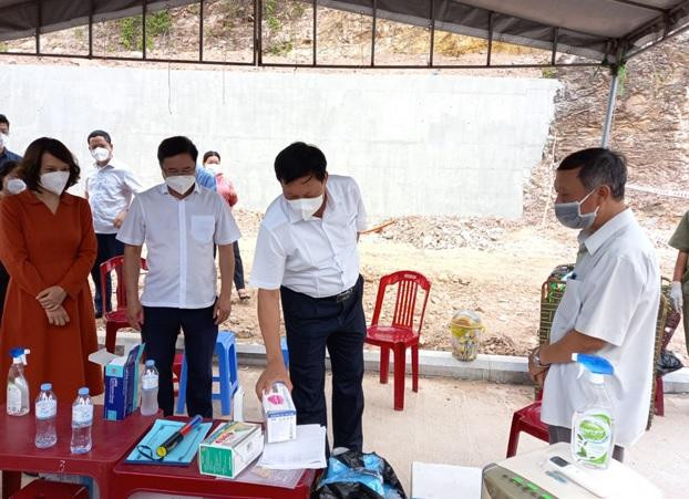 Thứ trưởng Đỗ Xuân Tuyên (thứ 2 từ phải qua) kiểm tra tại khu phong toả ở TP. Tuy Hoà. Ảnh Cổng TTĐT Phú Yên. Thứ trưởng Đỗ Xuân Tuyên (thứ 2 từ phải qua) kiểm tra tại khu phong toả ở TP. Tuy Hoà. Ảnh Cổng TTĐT Phú Yên.