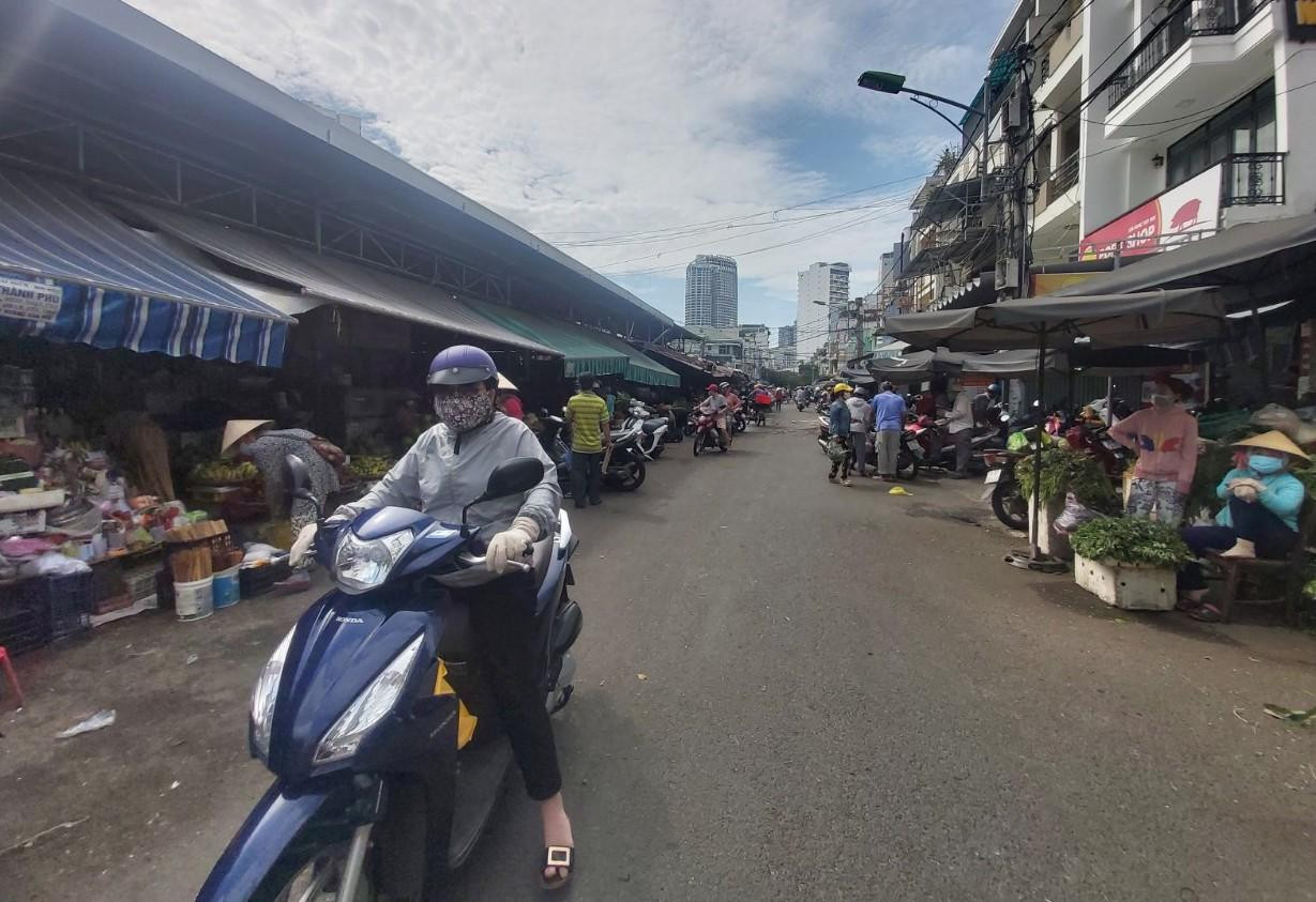Người dân đi chợ mua bán hàng hoá tại TP. Nha Trang vẫn đông. Ảnh LỮ HỒ.