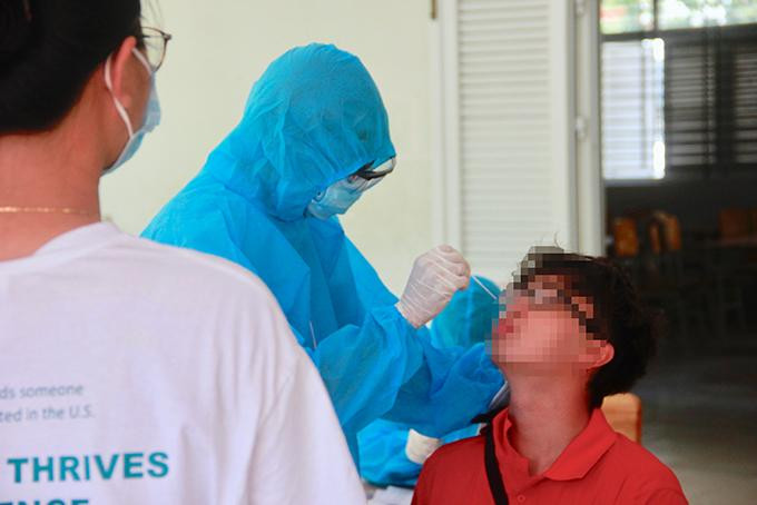 Lấy mẫu xét nghiệm COVID - 19 thí sinh thi tốt nghiệp THPT. Ảnh Thanh Trúc/Báo Khánh Hoà. Lấy mẫu xét nghiệm COVID - 19 thí sinh thi tốt nghiệp THPT. Ảnh Thanh Trúc/Báo Khánh Hoà.