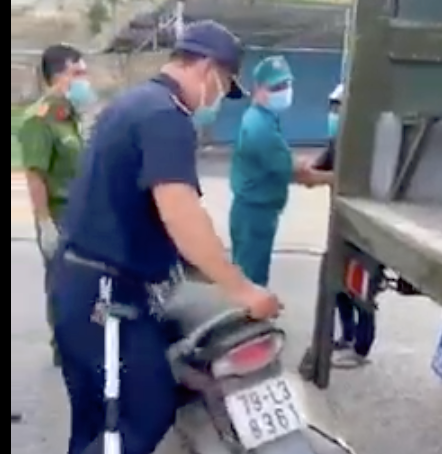 Cán bộ phường Vĩnh Hoà đưa xe máy của anh Trần Văn Em về phường xử lý. Ảnh cắt lại clip trên MXH Cán bộ phường Vĩnh Hoà đưa xe máy của anh Trần Văn Em về phường xử lý. Ảnh cắt lại clip trên MXH