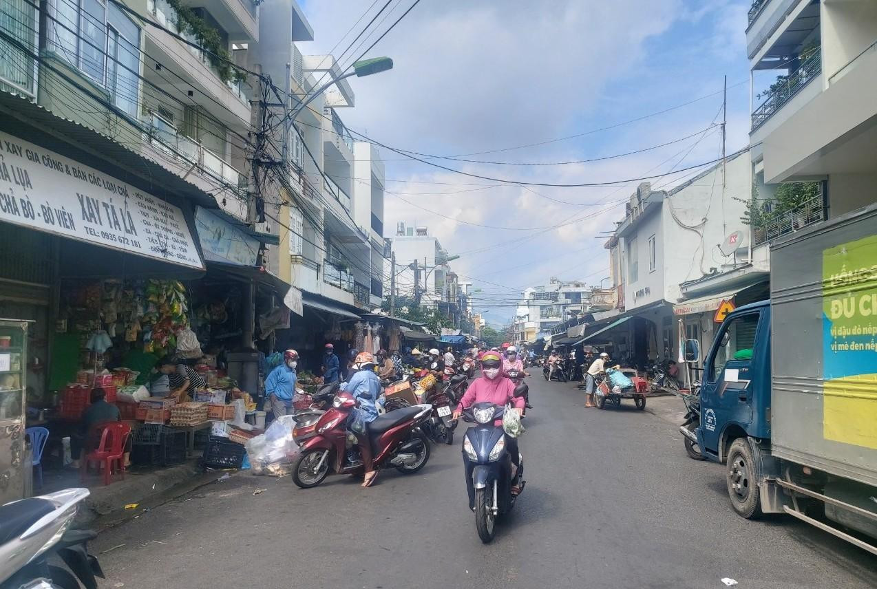 Người dân TP. Nha Trang đi mua hàng tại chợ Xóm mới. Ảnh CTV.
