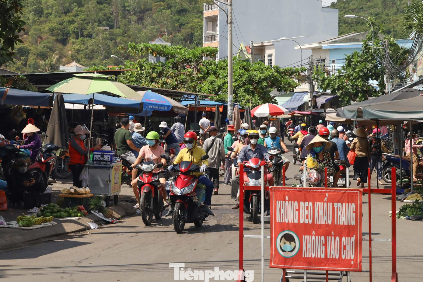 Nhiều ca mắc COVID-19 ở TP. Nha Trang liên quan đến các chợ. Ảnh L.H.