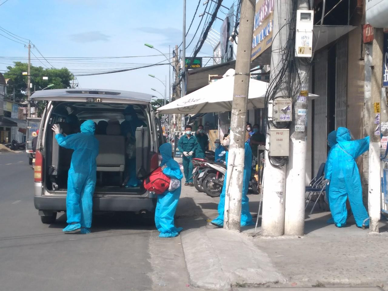 Lực lượng y tế đưa ca mắc COVID - 19 ở TP. Nha Trang đi cách ly, điều trị. Ảnh LỮ HỒ. Lực lượng y tế đưa ca mắc COVID - 19 ở TP. Nha Trang đi cách ly, điều trị. Ảnh LỮ HỒ.